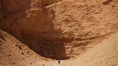 مستكشفة فرنسية تكتشف أعجوبة جيولوجية خارقة في السعودية وتفجر مفاجأة مذهلة!