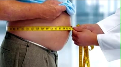 طبيب سعودي يكشف عن وصفة سحرية في كل منزل تنسف الكرش وتقلل الوزن بمقدار 14 كيلو!