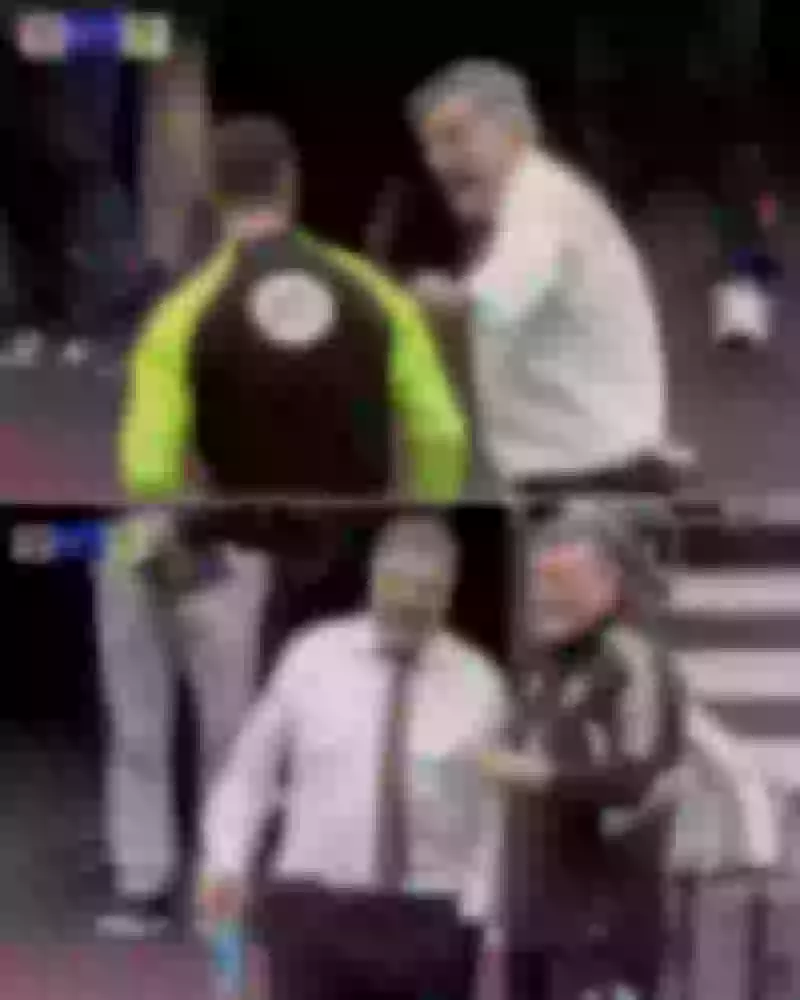 شاهد بالصور.. مدرب ليدز الإنجليزي يقدم مالا أثناء سير المباراة للحكم وهو يبتسم! فماذا كانت النتيجة؟