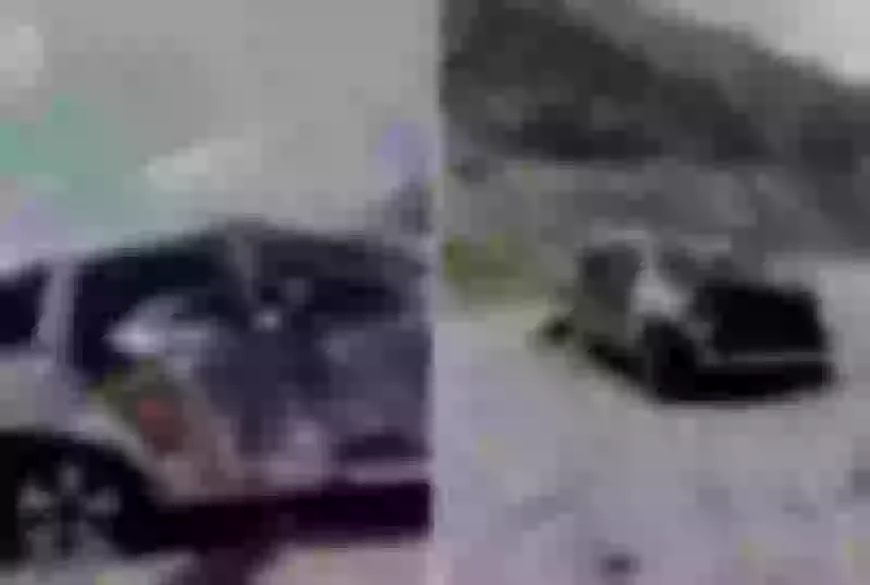 السعودية.. فيديو جديد للسيارة التي تعمد قائدها عبور سيل بلسمر.. مدمرة بالكامل ومفقود من بداخلها