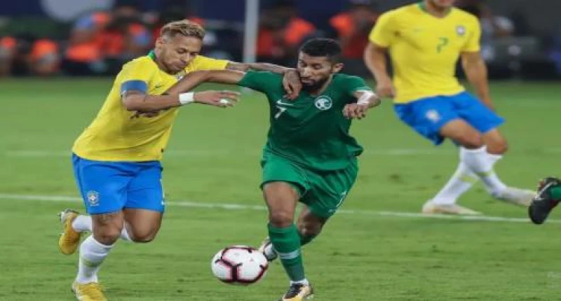 غادر باكيا.. إصابة سلمان الفرج في مباراة السعودية وآيسلندا قبل كأس العالم (فيديو)