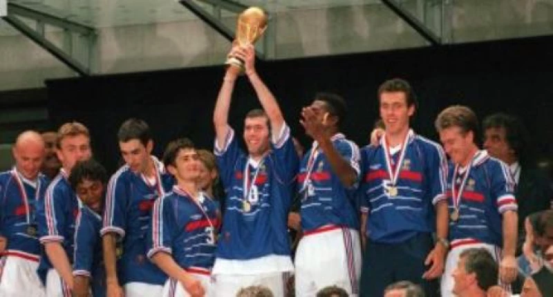 حكايات المونديال.. عندما كفّر زيدان عن ذنبه بمنح فرنسا كأس العالم