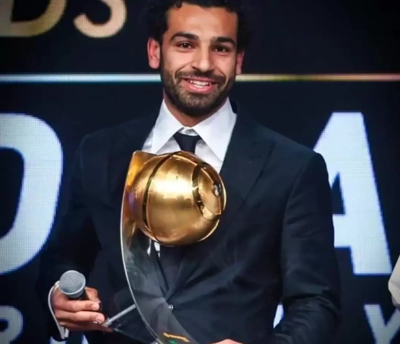 محمد صلاح يفوز بجائزة أفضل لاعب في العالم بتصويت الجماهير