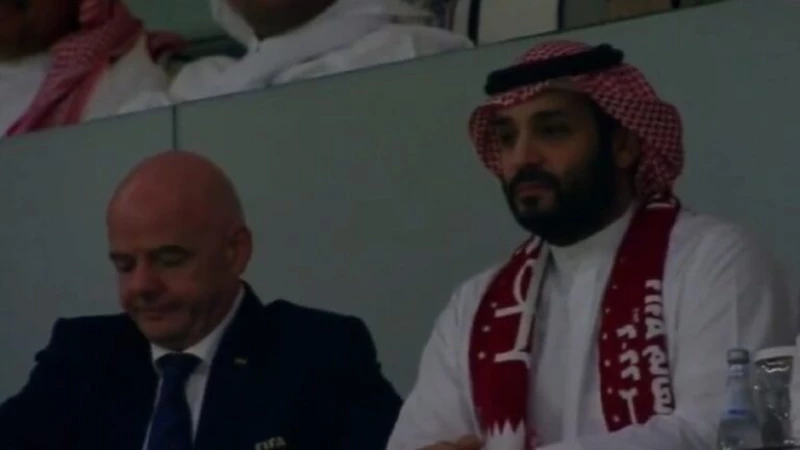 شاهد.. ولي العهد السعودي يتوشح علم قطر في افتتاح كأس العالم