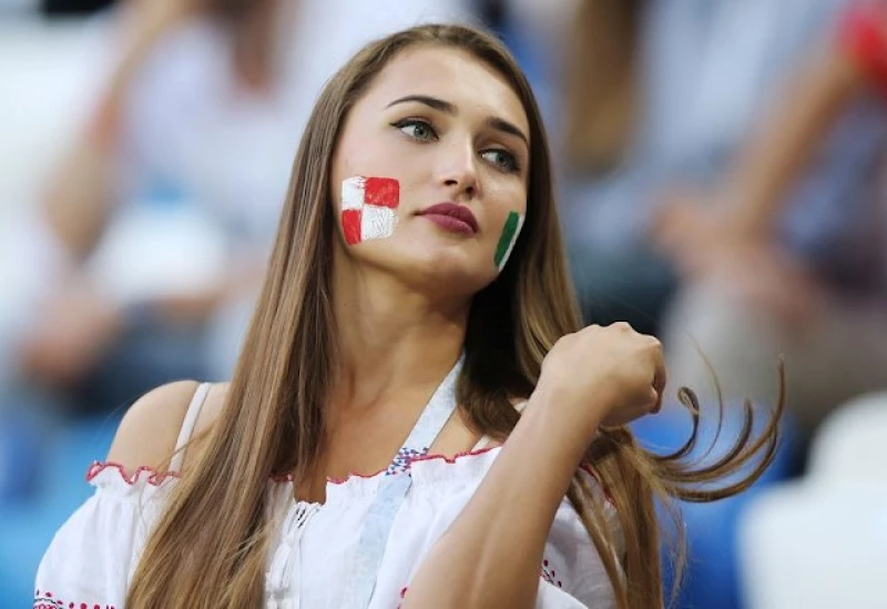 مشجعة حسناء تخطف الأنظار في المدرجات خلال افتتاح كأس العالم في قطر