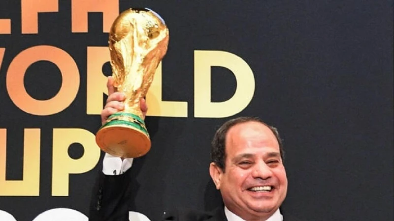 صورة للسيسي وهو يرفع كأس العالم تنتشر بشكل واسع والمفاجأة كانت!!