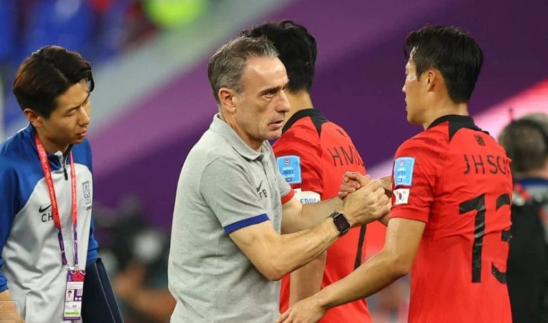 تصرفات غريبة من مدرب منتخب كوريا الجنوبية بعد فوز البرازيل تفاجئ الجميع