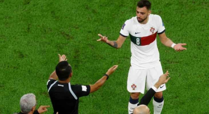 موقف غريب من فرنانديز نجم المنتخب البرتغالي مع حكم المباراة الأرجنتيني في المواجهة أمام المغرب 2022