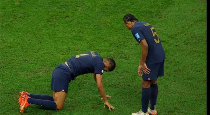 سبب ترك نجم المنتخب الفرنسي فاران أرضية الملعب أمام الأرجنتين