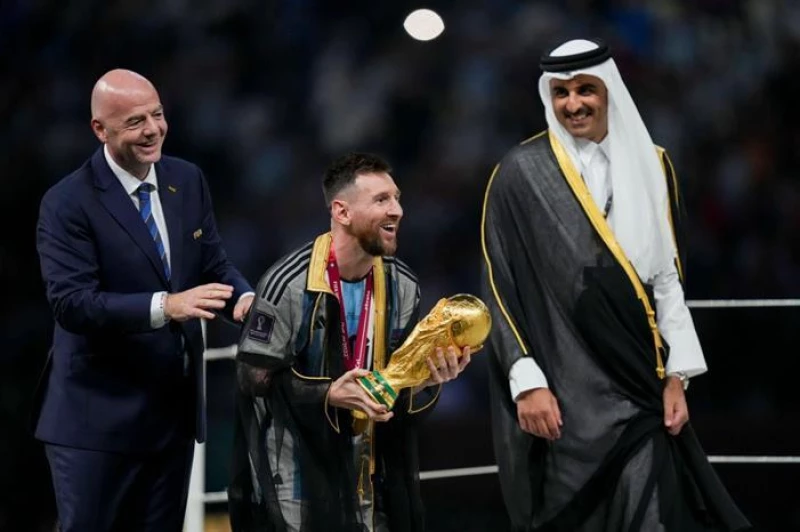 رجل أعمال خليجي شهير يعرض مبلغ ضخم لشراء بشت ميسي الذي أهداه أمير قطر