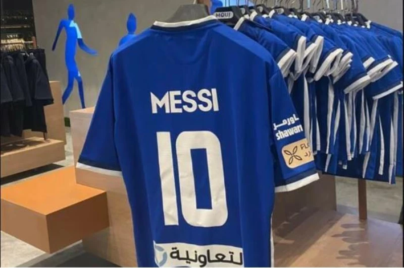 سر خطير جدا ظهور قميص ميسي داخل نادي الهلال السعودي