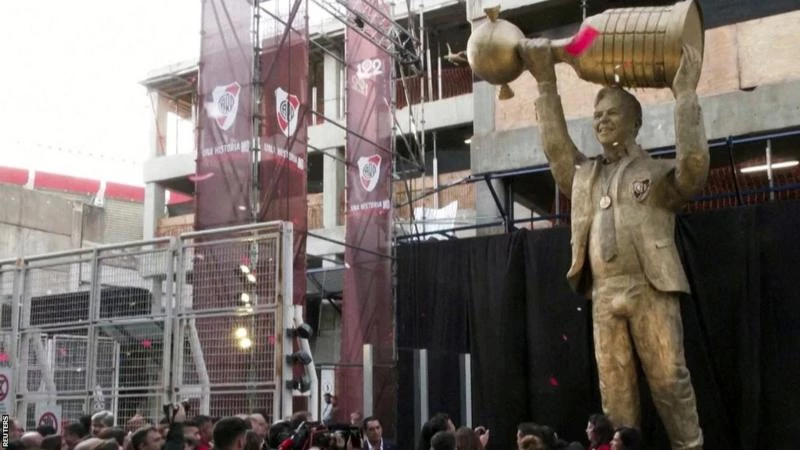 لن تتوقع السبب.. تمثال عملاق من البرونز لأسطورة التدريب الأرجنتيني غاياردو يثير سخرية واسعة للجماهير! 