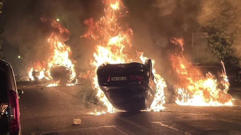 بسبب طفل جزائري.. النيران تلتهم أكثر من 1300 سيارة و 234 مبنى الليلة الماضية في فرنسا !