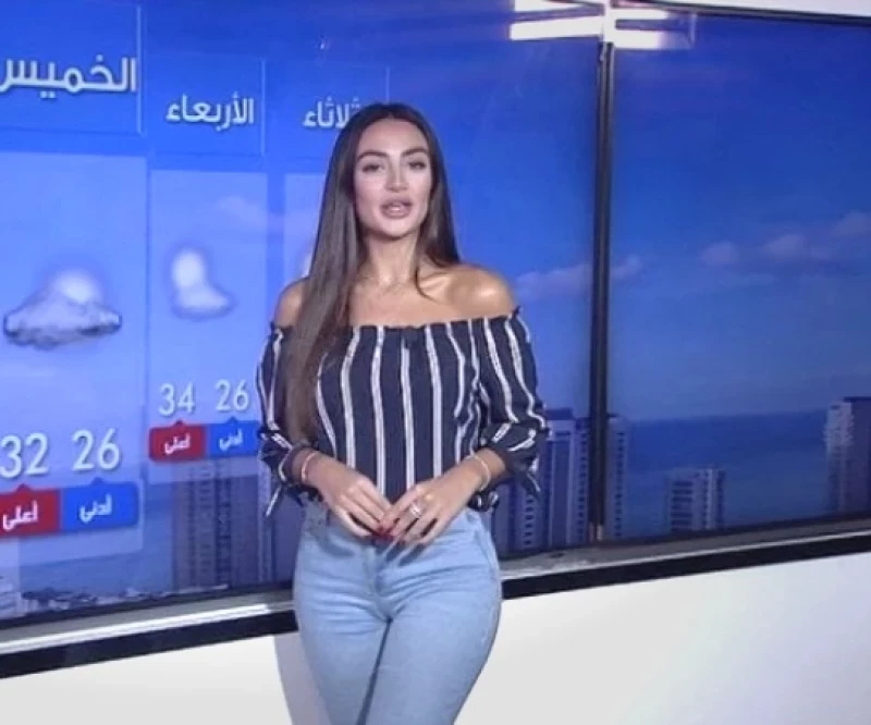 اجمل مذيعة مغربية نسيت أنها على البث المباشر وما فعلته دون ادنى خجل فجر غضب كل المغربيين والعرب!! (فيديو)