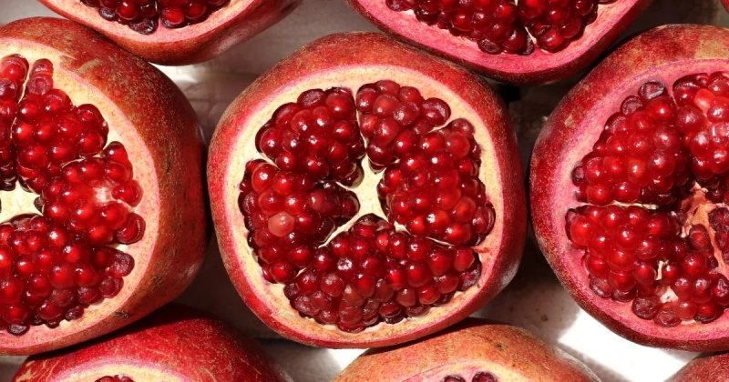 سرُّ الشفاء المنعش: استكشف أبرز فوائد فاكهة الجنة (الرمان) التي تعزز صحة القلب وتحميك!