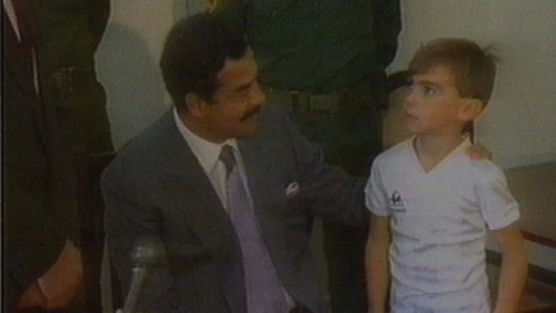 قبل 30 عاماً.. طفل بريطاني تجرأ وركل ساق صدام حسين.. لن تصدّق ردة فعل الرئيس الراحل!!