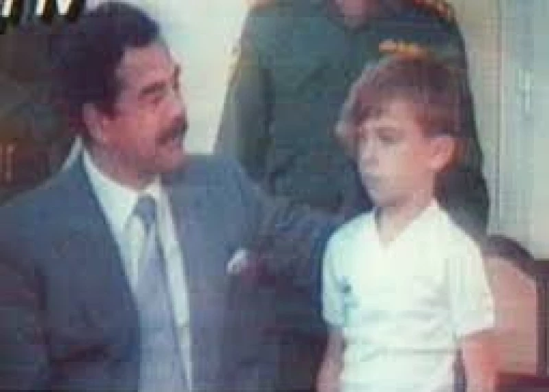قبل اكثر من 30 عاماً.. طفل بريطاني تجرأ وركل ساق صدام حسين.. لن تصدّق ردة فعل الرئيس الراحل!!