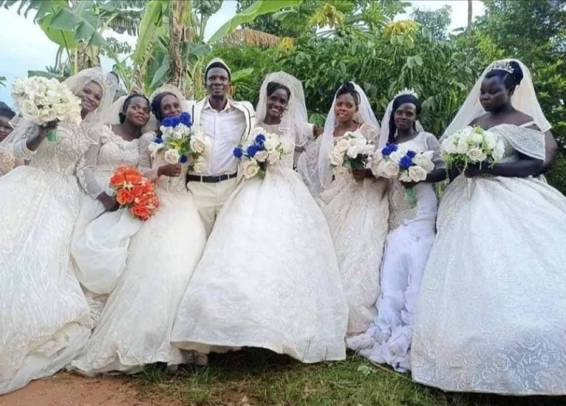 بينهن شقيقتان.. رجل أعمال أوغندي يتزوج 7 نساء في يوم واحد وليلة زفاف واحدة.. تفاصيل مثيرة!!