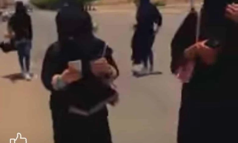 علامات الساعة تظهر في السعودية.. تسريب فيديو لـ 5 طالبات مراهقات وهن يفعلن شيئاً جريئاً ومعيب بعد خروجهن من الجامعة!!