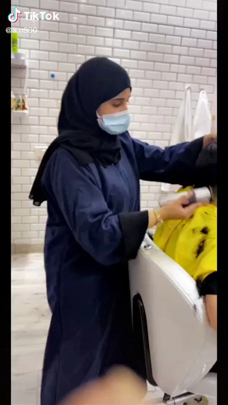 شاهد.. أول فتاة سعودية تعمل في ”صالون حلاقة“ للذكور بمحافظة الطائف.. وهذا ما فعله عدد من الرجال ! (فيديو)