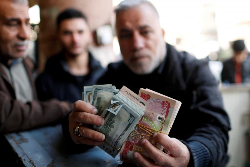 الدينار العراقي يسجل ارتفاعاً قياسياً مبهجاً أمام الدولار ويدخل السرور على قلوب العراقيين!