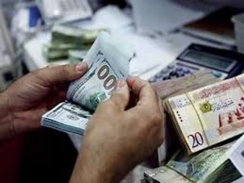 الدينار الليبي يتألق في سوق العملات ويكتسح الدولار بقوة... الصعود الصاروخي الذي حدث اليوم يُبهج الليبيين!